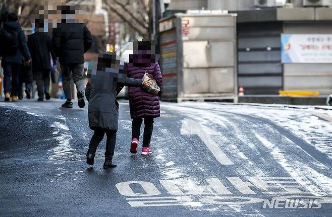 [서울=뉴시스] 정병혁 기자 = 추운 날씨가 이어지고 있는 지난해 12월 28일 오전 서울 종로구 세종대로에서 시민들이 눈 내린 오르막길을 걷고 있다. (해당 사진은 기사와 직접 관련이 없습니다.) 2022.12.28. jhope@newsis.com *재판매 및 DB 금지