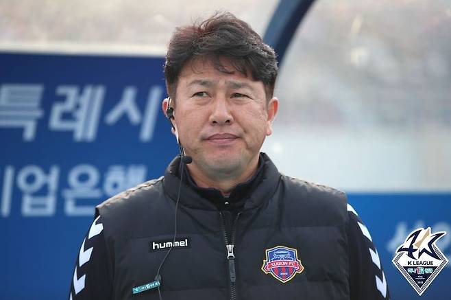 [서울=뉴시스] 김명년 기자 = 9일 경기도 수원종합운동장에서 열린 프로축구 승강 플레이오프 2차전 수원FC와 부산 아이파크의 경기. 수원 김도균 감독이 경기를 지켜보고 있다.(사진=KFA 제공) 2023.12.09. photo@newsis.com *재판매 및 DB 금지