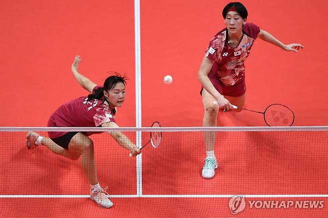 한국 여자 복식 백하나(왼쪽)-이소희. AFP=연합뉴스