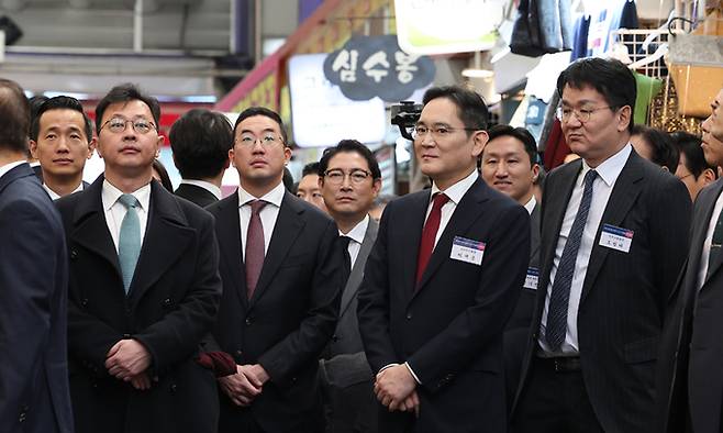 김동관 한화그룹 부회장(왼쪽 두번째부터), 최재원 SK 수석부회장, 구광모 LG그룹 회장, 조현준 효성그룹 회장, 이재용 삼성전자 회장, 정기선 HD현대 부회장, 조원태 한진그룹 회장이 지난 6일 부산 중구 부평깡통시장을 방문한 윤석열 대통령과 동행하고 있다. 연합뉴스