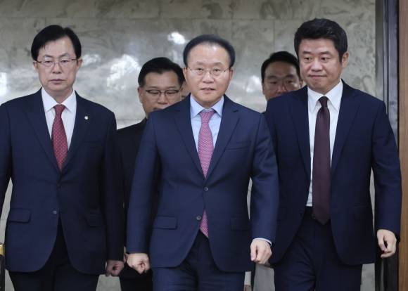 윤재옥 국민의힘 대표 권한대행 겸 원내대표가 15일 오전 국회에서 열린 원내대책회의에 참석하고 있다. 앞줄 왼쪽부터 이만희 사무총장, 윤 권한대행, 유의동 정책위의장. 연합뉴스