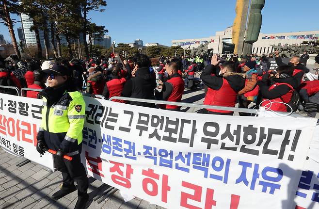 정부와 국회가 개 식용 종식을 위한 특별법 제정을 추진하는 가운데 11월30일 서울 용산 대통령실 앞에서 대한육견협회 등이 연 집회에서 참가자들이 개식용금지법 추진 중단 등을 촉구하고 있다. ⓒ 연합뉴스