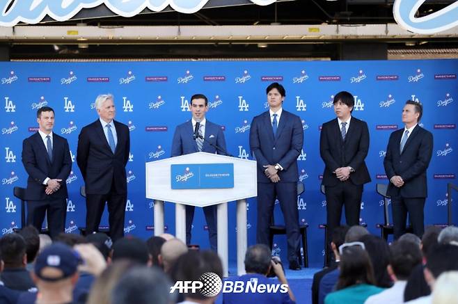 오타니 쇼헤이 공식 기자회견에 참석한 LA 다저스 관계자들. /AFPBBNews=뉴스1