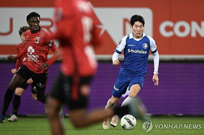 홍현석(오른쪽)의 리그 경기 모습.  [AFP=연합뉴스]