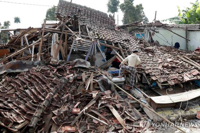 인도네시아 지진 지난해 11월 인도네시아 치안주르에서 발생한 지진으로 무너진 가옥. 본 기사와 관련 없음.
[EPA 연합뉴스 자료사진. 재판매 및 DB 금지]