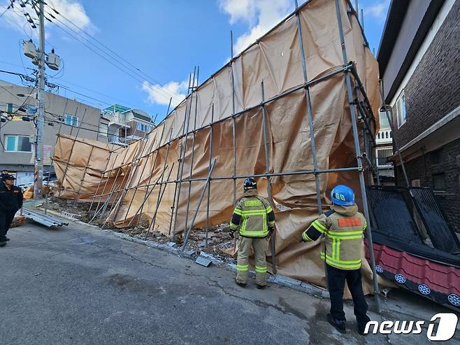 16일 오후 2시57분께 인천 계양구 계산동에서 강한 바람으로 한 공사현장의 안전펜스가 흔들려 무너질 것 같다는 신고가 접수돼 현장에 출동한 소방대원들이 안전조치를 하고 있다. (인천소방본부제공) 2023.12.16/뉴스1 ⓒ News1 이시명 기자