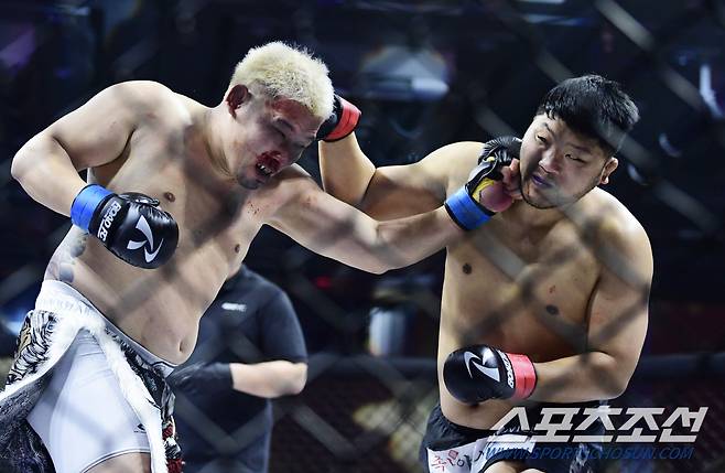 16일 오후 서울 홍은동에서 굽네 ROAD FC 067이 열렸다. 파이터100 스페셜 매치 권아솔 VS 카즈야 경기. 펀치 대결을 펼치고 있는 권아솔(오른쪽)-카즈야. 홍은동=송정헌 기자songs@sportschosun.com/2023.12.16/