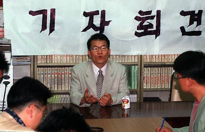 한총련 강위원 의장(전남대 총학생회장)이 1997년 6월 4일 밤 한양대를 빠져나가 서울대에서 이석씨 폭행치사 사건 등과 관련, 기자회견을 하고 있다./조선DB