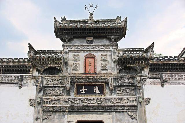 제갈팔괘촌의 옹목당 대문. ⓒ최종명