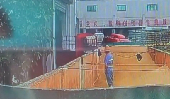 중국 핑두시 칭다오 맥주 3공장에서 직원으로 추정되는 남성이 원료 창고 안에서 소변을 보고 있다.