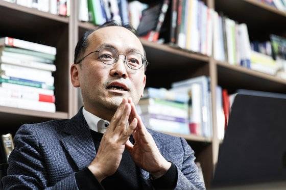 최영준 연세대학교 사회학과 교수가 5일 오후 서울 서대문구 연세대 연구실에서 중앙일보와 인터뷰하고 있다. 김경록 기자