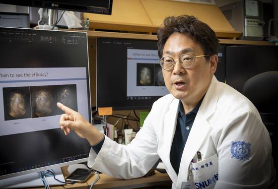 허창훈 분당서울대학교병원 피부과 교수가 탈모 7단계에서 5단계로 회복한 환자에 대해 설명하고 있다. 허 교수는 탈모샴푸는 지루피부염을 막는 정도지, 탈모 치료를 할 수 없다고 강조했다. 김상선 기자