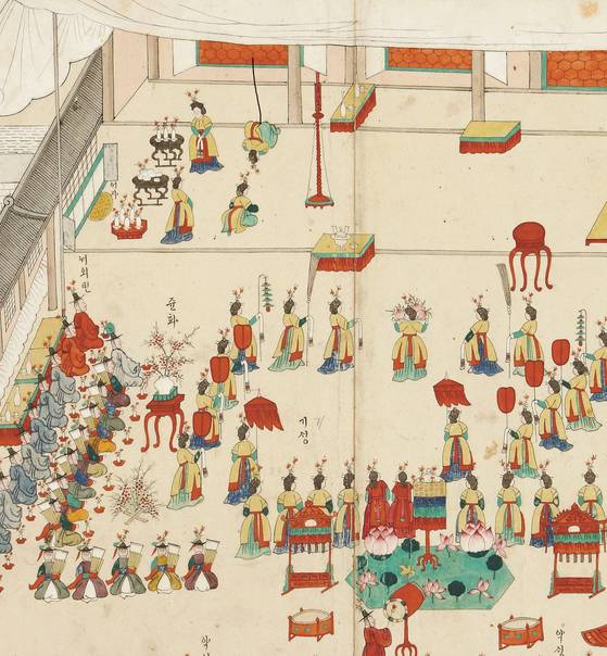 '원행정리의궤도’ 부분확대. 혜경궁의 회갑연에서 무희들이 불로장생 천도 복숭아를 바치는 궁중무용 '헌선도'를 추고 있다. 왼쪽에 호피가 깔린 자리에 정조 임금이 앉아 있으나 관례에 따라 왕의 모습은 그리지 않았다. 위의 붉은 장막 뒤에 혜경궁이 앉아 있으며 역시 모습은 그려지지 않았다. [사진 국립중앙박물관]