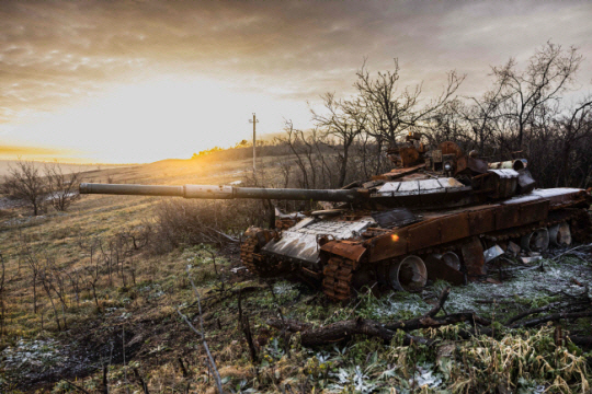 우크라이나 동부 도네츠크 지역에 파괴돼 버려진 T-72 전차. AFP 연합뉴스