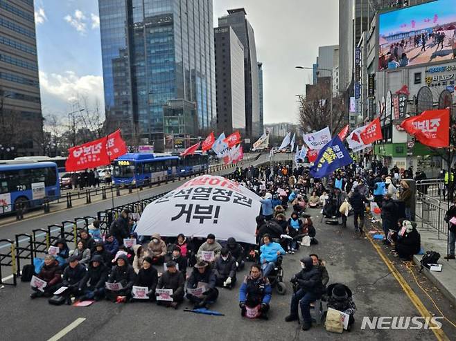 [서울=뉴시스] 이태성 기자 = 82개 진보 단체로 이뤄진 거부권을 거부하는 전국 비상행동은 16일 오후 2시 서울 종로구 새문안로 인근에서 시국 대회를 열고 "거부권을 남발하며 헌법정신을 훼손하는 윤 대통령을 거부하고 규탄한다"고 밝혔다. 2023.12.16. victory@newsis.com