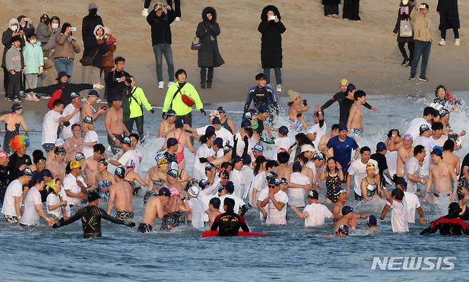 [부산=뉴시스] 하경민 기자 = 16일 부산 해운대구 해운대해수욕장에서 열린 '제36회 해운대 북극곰축제'에 참가한 시민과 관광객 등 인간 북극곰들이 일제히 차가운 겨울바다에 뛰어들고 있다. 2023.12.16. yulnetphoto@newsis.com