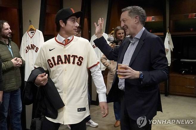 라커룸 둘러보는 이정후 [AP=연합뉴스]