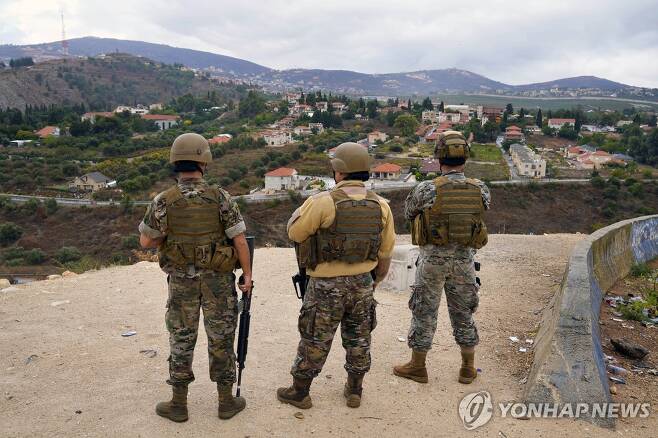 레바논군 병사들이 10월 15일 이스라엘 접경 지역인 남부 레바논에서 보초를 서고 있다. 
[AP=연합뉴스. 자료사진. 재판매 및 DB 금지]