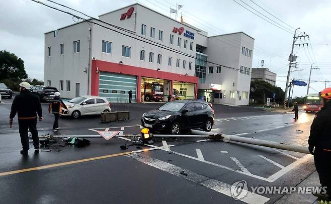 강풍에 승용차 위로 넘어진 가로등 (제주=연합뉴스) 16일 오후 제주시 조천읍 조천리 동부소방서 조천119센터 앞 도로에서 주행 중이던 승용차가 강풍에 흔들리다 쓰러진 가로등에 맞아 멈춰 서 있다. 2023.12.16 
[제주도소방안전본부 제공. 재판매 및 DB 금지] khc@yna.co.kr