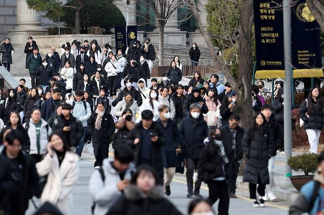 지난달 26일 오전 서울 동대문구 한국외국어대학교에서 2024학년도 수시모집 논술고사를 마친 수험생들이 고사장을 나서고 있다.(사진=뉴시스)