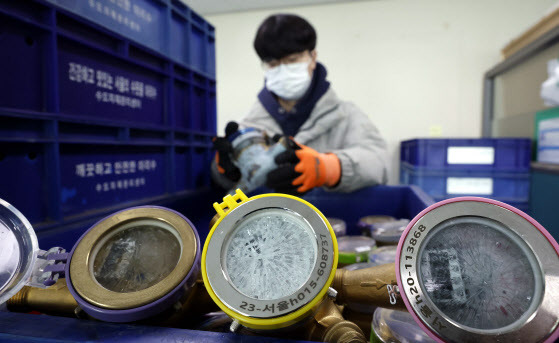 수도계량기 ‘동파 경계’가 발령된 17일 서울 강북구 서울북부수도사업소에서 담당자들이 동파된 수도계량기를 정리하고 있다(사진=방인권 기자).