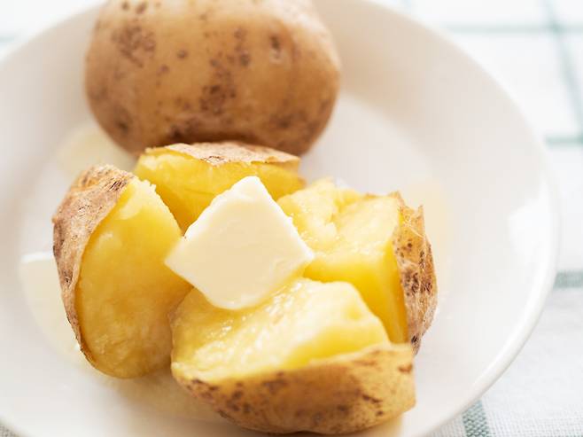 칼륨이 풍부한 감자는 두통을 완화하는 데 도움이 되는 식품으로 꼽힌다. [사진=게티이미지뱅크]