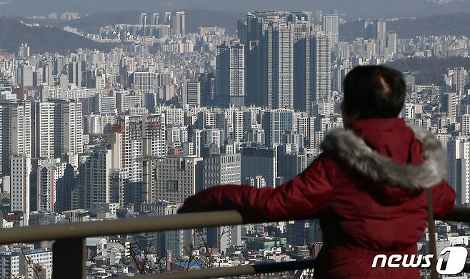 남산을 찾은 시민이 서울 아파트단지를 바라보고 있다. 2023.12.1/뉴스1 ⓒ News1 박세연 기자