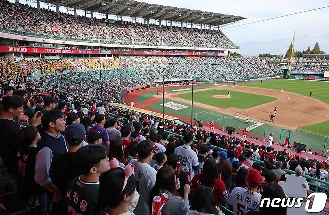 22일 오후 인천 SSG랜더스필드에서 열린 프로야구 '2023 신한은행 SOL KBO 포스트시즌' 준플레이오프 1차전 SSG 랜더스와 NC 다이노스의 경기를 찾은 관중들이 응원을 펼치며 경기를 관람하고 있다. 2023.10.22/뉴스1 ⓒ News1 장수영 기자