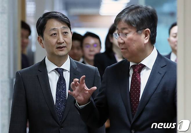 안덕근 산업통상자원부 장관 후보자가 17일 용산 대통령실 청사 브리핑룸에서 지명 소감을 발표하기 위해 입장하며 김대기 비서실장과 대화하고 있다. 2023.12.17/뉴스1 ⓒ News1 오대일 기자