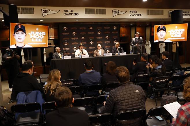 이정후 입단식에는 100여명의 취재진이 몰려 그에 대한 관심과 기대감을 나타냈다. EPA연합뉴스