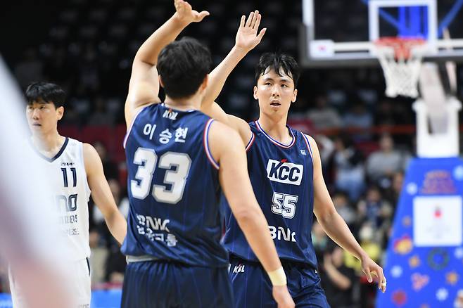 KCC 이승현과 송교창. 사진제공=KBL