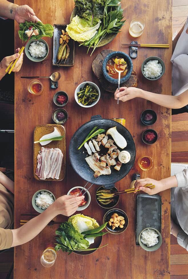 ‘코리안 쿡북’에서 삼겹살 먹는 법을 소개한 장에 실린 사진. /파이돈