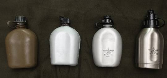 왼쪽부터 플라스틱 수통(72-76년 보급), 용접형 알루미늄 수통(77-06년 보급), 일체형 알루미늄 수통(07-20년 보급), 스레인리스 수통(21년부터 보급) 모습. 사진=국방부 제공