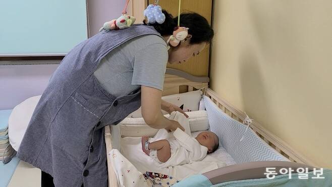 건강검진을 마친 아이는 서울 강남구에 있는 서울특별시 아동복지센터의 2층 신생아방으로 옮겨졌다. 보육사가 익숙한 손놀림으로 속싸개로 아이를 감싸고 있다.