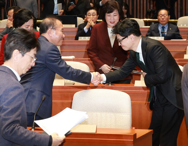 한동훈 법무부 장관(오른쪽)과 윤재옥 국민의힘 원내대표가 6일 국회 예결위 회의장에서 열린 국민의힘 정책 의원총회에서 악수하고 있다. 연합뉴스