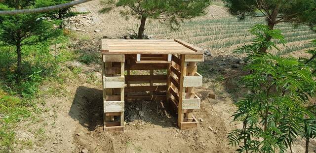 남편이 폐패널로 만든 퇴비장. 이웃 어르신이 “음식쓰레기 집도 만들어줬다”며 웃으셨다.