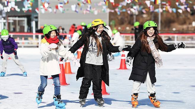 스케이트장을 찾은 학생들이 스케이트를 타며 즐거워하고 있다. 연합뉴스