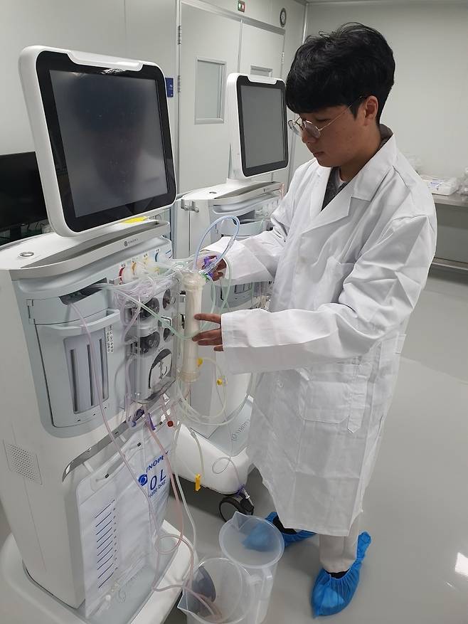 남길준 품질관리팀 프로가 CRRT(중환자용 인공 신장기)를 검사하고 있다. 화성=윤현주 기자