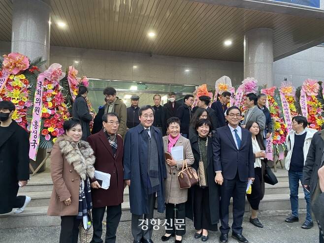 12월 9일 서울 강서구 강서대학에서 열린 출판기념회에서 이낙연 전 민주당 대표(사진 왼쪽에서 세 번째)와 남평오 연대와공생 부이사장(여섯 번째)이 참석자들과 기념사진을 찍고 있다. 정용인 기자