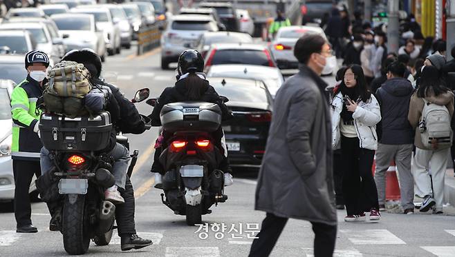 지난달 26일 서울 동대문구 한국외국어대학교에서 2024학년도 수시모집 논술고사를 마친 수험생들이 퀵 오토바이를 타고 중앙대학교 논술고사장으로 출발하고 있다. 성동훈 기자