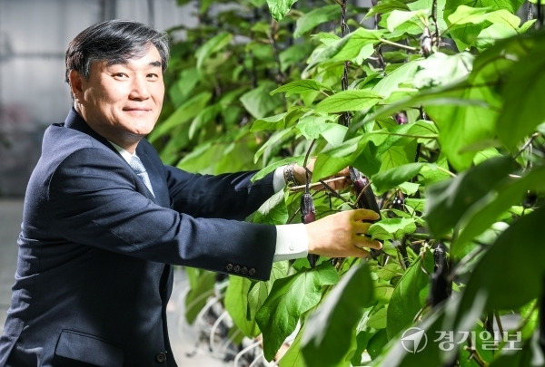 김석철 경기도농업기술원장이 올 한 해를 돌아보는 소회와 내년 농기원의 목표 등 포부를 밝히고 있다. 조주현기자