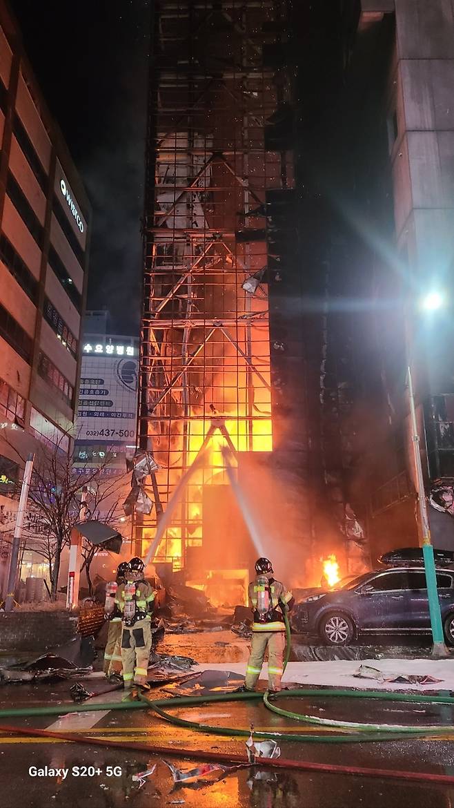 인천 지역 소방관들이 17일 밤 인천시 남동구 한 호텔 주차장에서 난 화재를 진압하고 있다. <사진=인천소방본부>