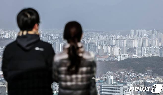 우리나라 가구 자산이 부동산 침체 영향으로 2012년 이래 역대 처음 감소했다. 지난 7일 한국은행·통계청·금융감독원의 '2023년 가계금융복지조사 결과'에 따르면 올해 3월 말 기준 가구당 평균 자산은 1년 전보다 2045만원(-3.7%) 감소한 5억2727만원으로 나타났다. 반면 부채는 9186만원으로 0.2% 늘었다. 사진은 이날 오후 서울 남산타워에서 바라본 아파트. /사진=뉴스1