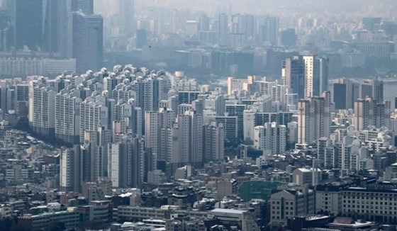 국토연구원 부동산시장연구센터가 발표한 '11월 부동산시장 소비자 심리조사'에 따르면 지난달 전국 주택매매시장 소비심리 지수는 전월 111.1에서 101.9로 전월 대비 9.2포인트(p) 하락했다. 지난달 매수 심리 상승세가 10개월 만에 꺾인 이후 2개월 연속 떨어졌다./사진=뉴스1