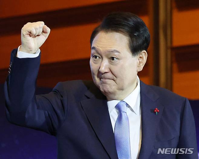 [서울=뉴시스] 조수정 기자 = 윤석열 대통령이 지난 5일 서울 강남구 코엑스에서 열린 제60회 무역의 날 기념식에서 기업인들을 격려하며 주먹을 불끈 쥐고 있다. 2023.12.05. chocrystal@newsis.com