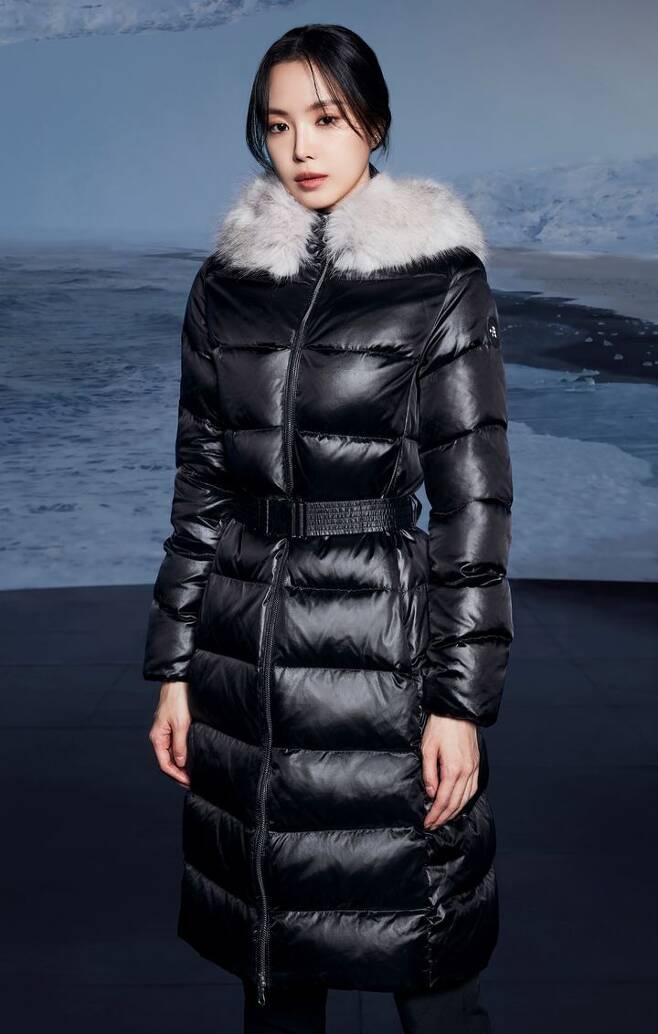 마라나 다운 코트를 착용한 노스페이스 모델 손나은 (사진=노스페이스 제공) *재판매 및 DB 금지