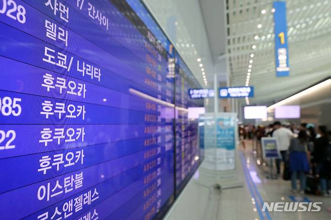 [인천공항=뉴시스] 최동준 기자 = 한국관광공사와 일본관광청에 따르면 올해 상반기 일본을 찾은 한국인은 312만9000명으로 한국을 찾은 일본인(86만2000명)의 3.6배였다. 사진은 31일 인천국제공항 모습. 2023.07.31. photocdj@newsis.com