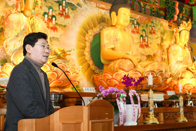 이상일 용인시장이 지난 16일 호국선봉사에서 열린 '2023년 용인시 불교연합회 송년 법회'에 참석해 축사를 하고 있다. 사진 제공 = 용인시