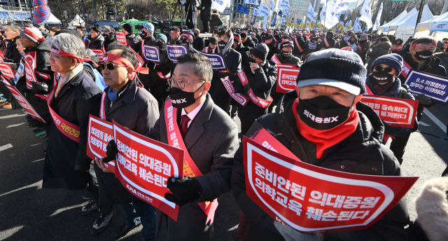 대한의사협회가 17일 서울 동화면세점 앞에서 ‘의료 붕괴 저지, 범의료계 총궐기대회’를 열고 있다. 오승현 기자