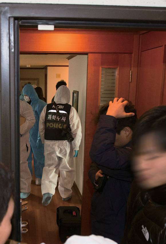 세 모녀 시신이 발견된 아파트에서 경찰 감식요원들이 현장을 살펴보고 있다. ⓒ연합뉴스